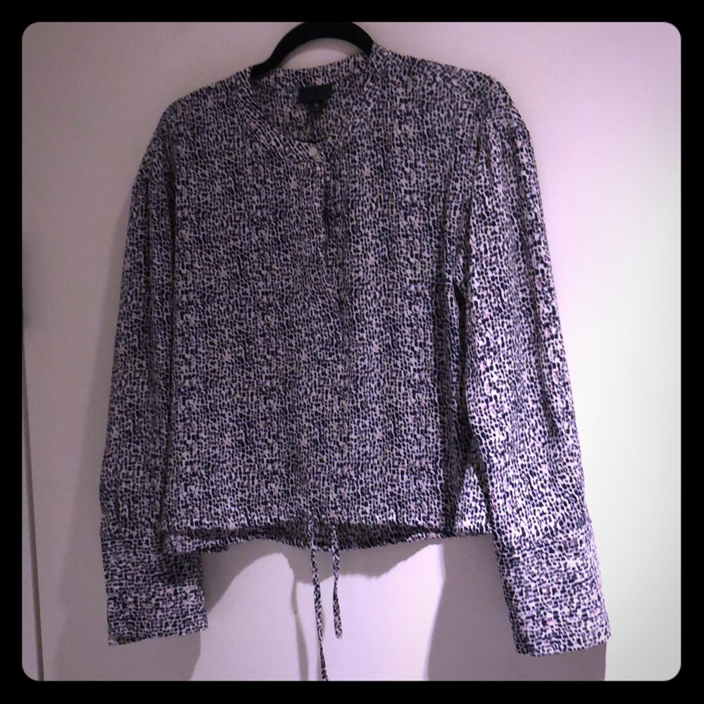 Color of blouse is blue and pink